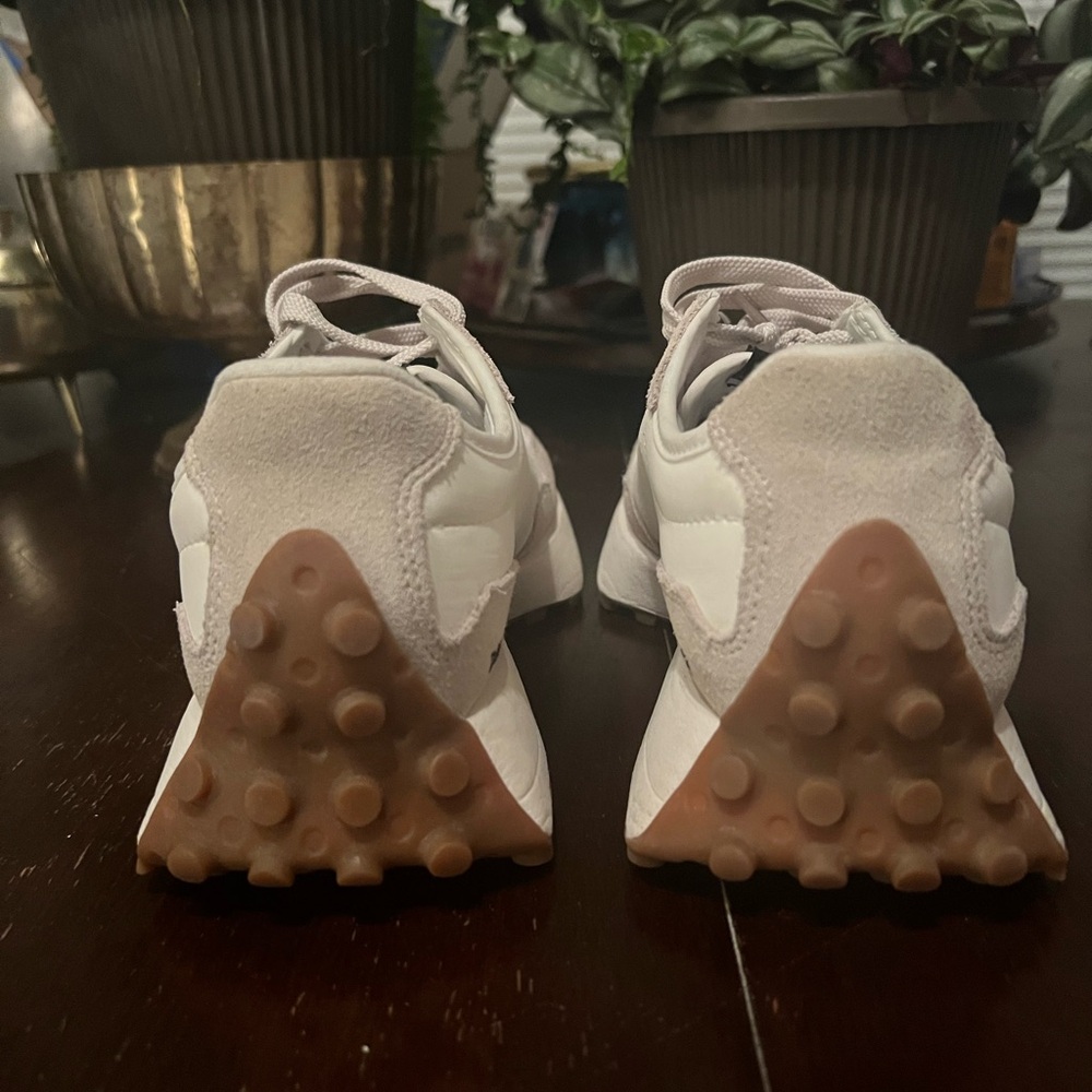 New Balance White and Black Athletic Shoes. Size 8 - Picture 4 of 7